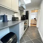 Cute 2 Bedroom Townhouse With Free Street Parking 80 Pound Deposit Returned Next Day Before 1Pm If No Damages
