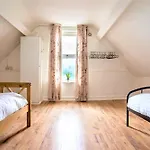 Travellers Stays In The Heart Of Orrell Park