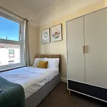 Modern 5 Bedroom House Near Lark Lane