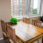 Sidemersey Livings - Central And Quiet 2-Bedroom Apartment