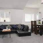 Huge Apartment - 8 Beds - Free Parking - Long Stays!