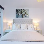 Prestige Point - Liverpool Flat With Free Parking