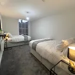 Urban Retreat By Lvp Apartments - Spacious 2-Bed, Sleeps 10 - Ideal For Groups