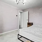 Spacious 3 Bedroom Home In Aintree