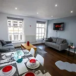 Spacious 5 Bed En-Suite Flat