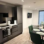 Modern 2-Bedroom Apartment In Heart Of Liverpool
