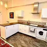 Castle Lodge Guest House 86-88 Sheil Rd L6 3Af