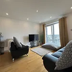 Liverpool 2 Bed City, River Mersey View Apartment, Sleeps 5
