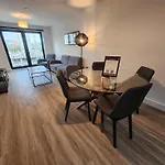 Modern & Bright 2 Bedroom Apartment In Liverpool