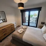 Modern & Bright 2 Bedroom Apartment In Liverpool