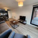 Modern & Bright 2 Bedroom Apartment In Liverpool