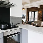 City Centre Apt - Up To 6 Stays-Near Bars & Train!