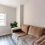 Liverpool City Escape - Modern 1-Bed With Sofa Bed, Sleeps 4 - Perfect For Families & Friends