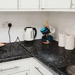 Cosy Apartment In Safe Area