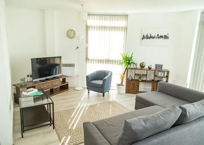 Serviced Apartment In Liverpool City Centre - Free Parking - Balcony - By Happy Days