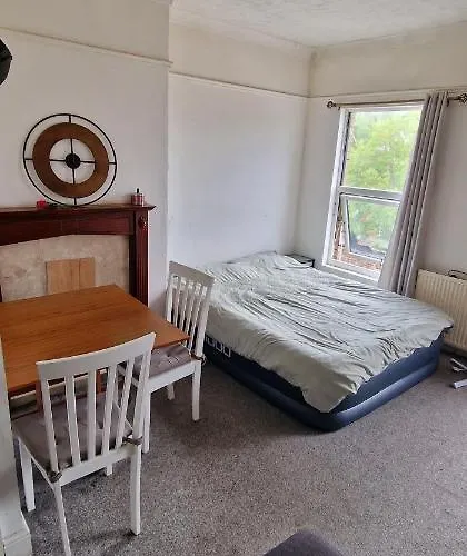 1 Bed Entire Studio Flat 10 Min From City Centre