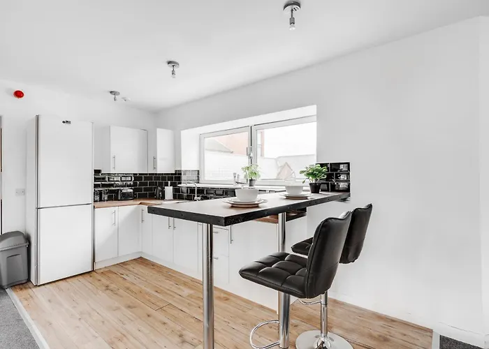 Large Central Apartment - Free Nearby Parking