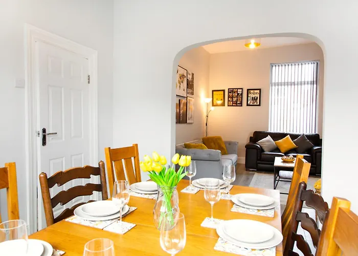 4 Bedrooms Spacious House With 2 Bathrooms Free Parking - Sleeps Up To 10 Guests