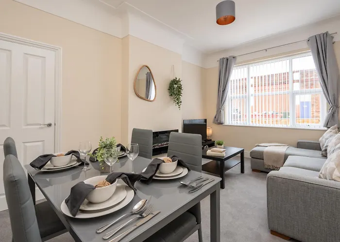 Large Cosy House - Free On Street Parking