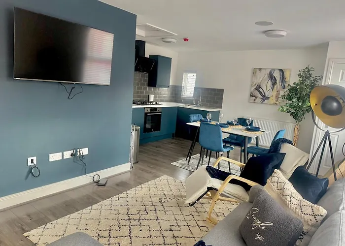 New Duplex Liverpool Apartment, Free On Street Parking, Tv To All Rooms, Sound System, Laundry