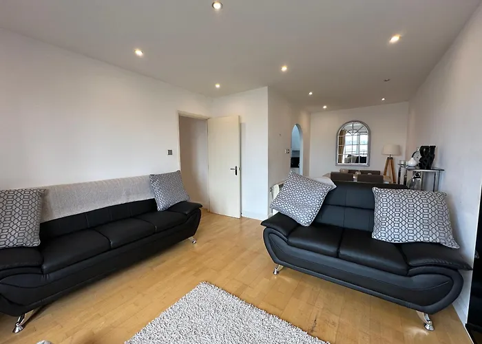 Liverpool 2 Bed City, River Mersey View Apartment, Sleeps 5