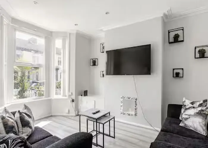 3Bed 2Bath House - Free Parking - Close To Everton & Liverpool Fc- Managed By Chique Properties Ltd