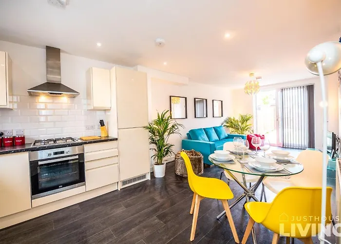 New Modern Townhouse Close 2 Centre Private Parking