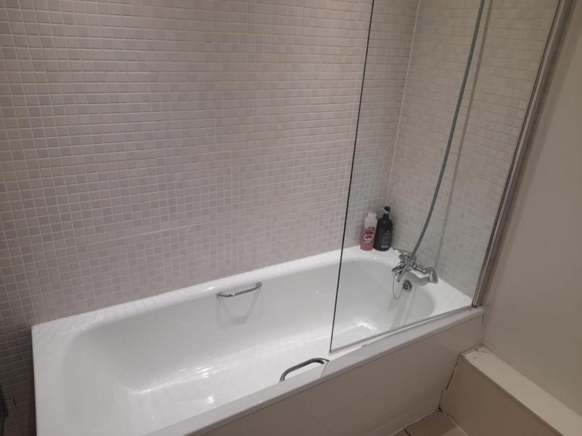 Serviced In Centre - Free Parking - Balcony - By Happy Days Apartment *