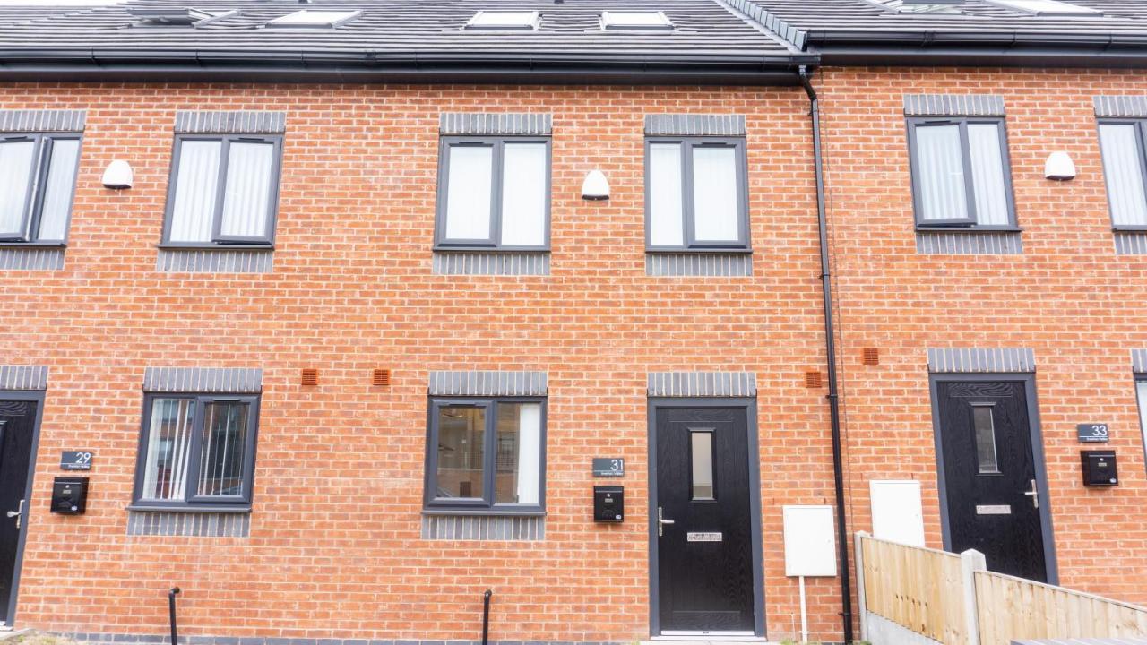 Air Host And - New Build With Parking Minutes From Lfc Ref31 Holiday home *