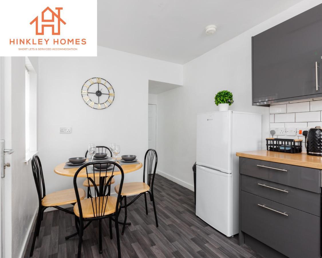 Hinkley Homes: Newly Renovated 4-bed With Free Parking Holiday home *