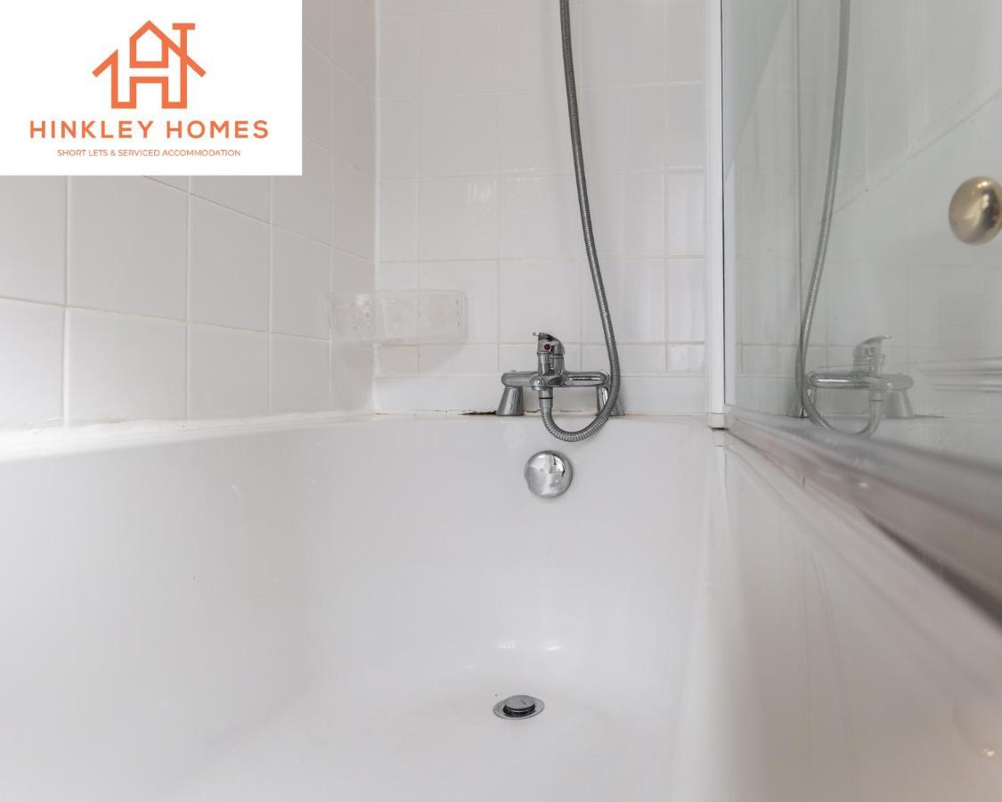 Hinkley Homes: Newly Renovated 4-bed With Free Parking Holiday home