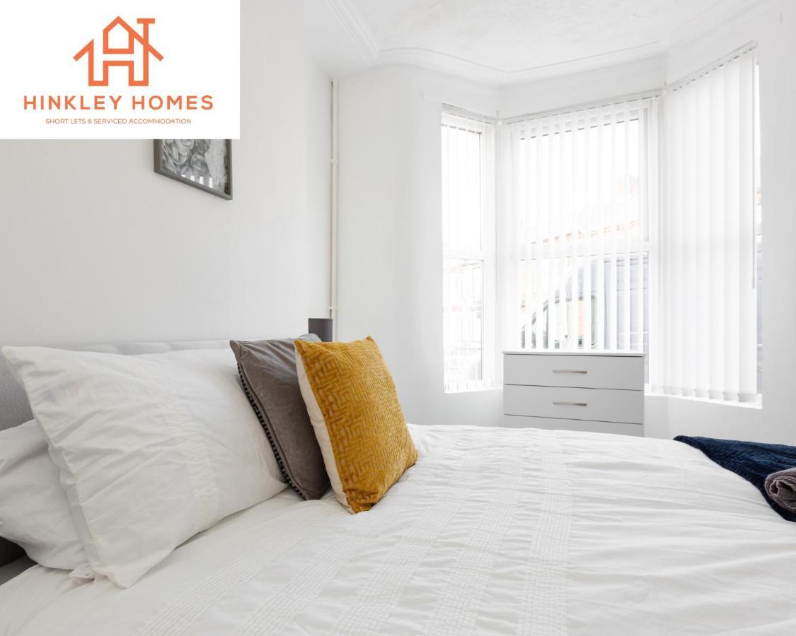 Hinkley Homes: Newly Renovated 4-bed With Free Parking Holiday home
