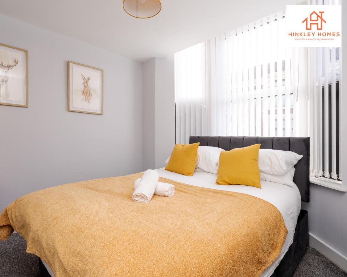 Apartment Supersized House 6 Beds Sleeps 14 W Garden & Carpark By Hinkley Homes Short Lets & Serviced *
