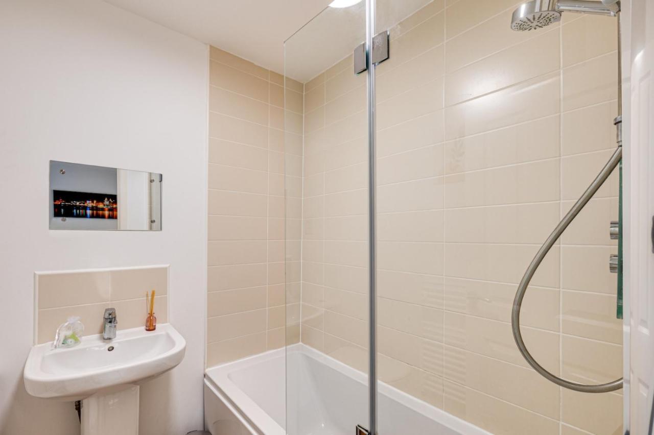 Perfect For Contractors And Long Term Stays - Private Parking For A Large Van, Split Into Single Beds And Liverpool