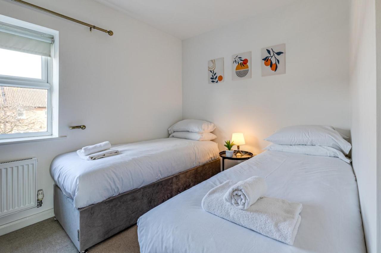 Perfect For Contractors And Long Term Stays - Private Parking For A Large Van, Split Into Single Beds And Liverpool