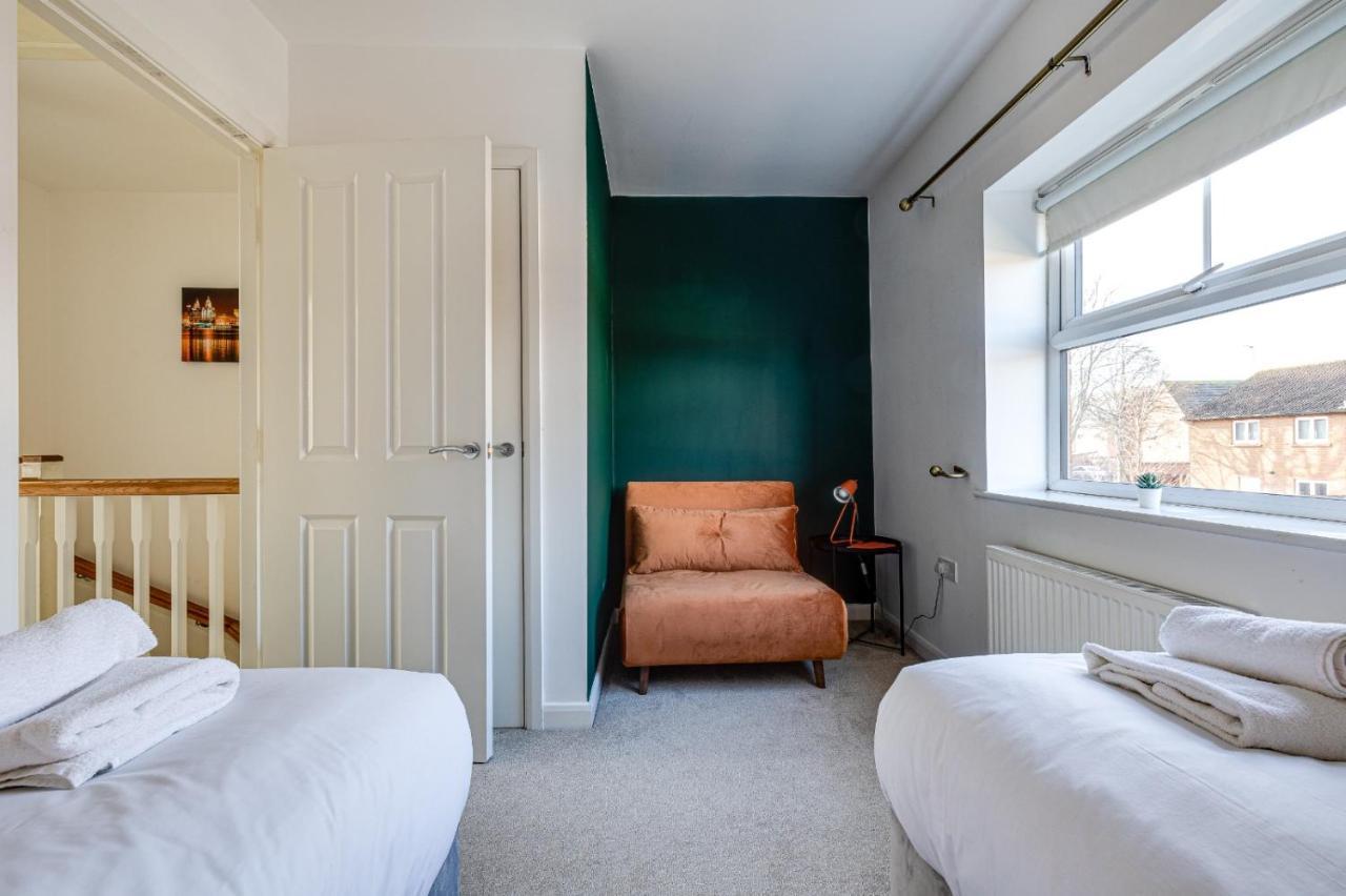 Apartment Perfect For Contractors And Long Term Stays - Private Parking For A Large Van, Split Into Single Beds And *