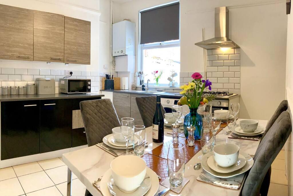 The White Marble Villa- 3 Bedrooms House * Liverpool