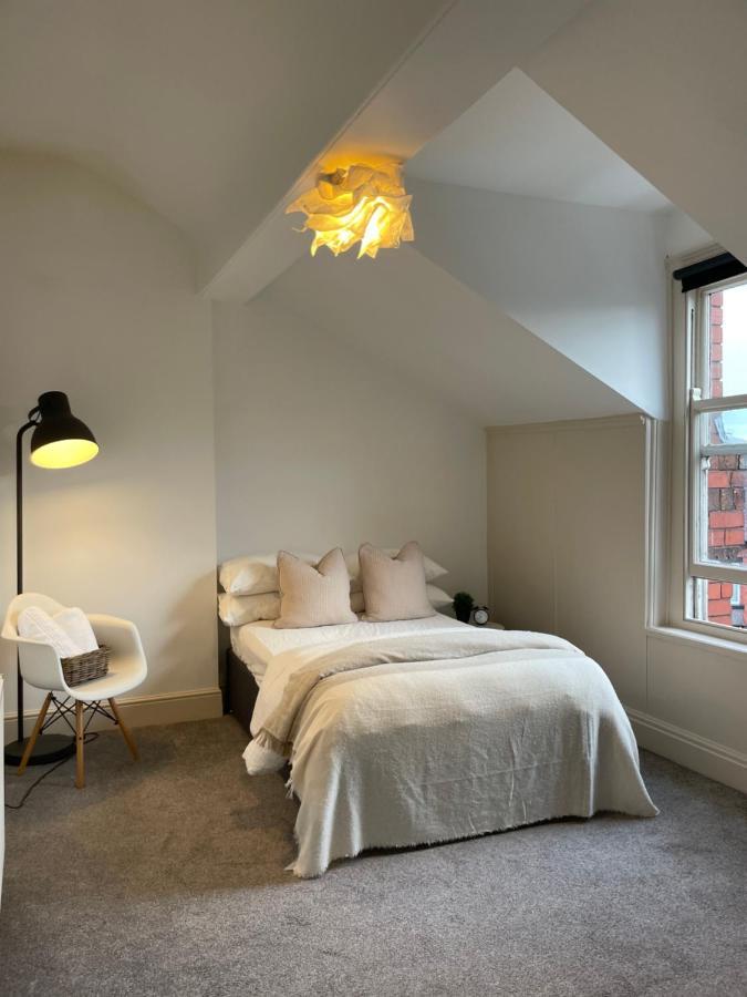 Deluxe Huge Detached House With Parking, Sleeps Up To 30 People, 2m From Centre *
