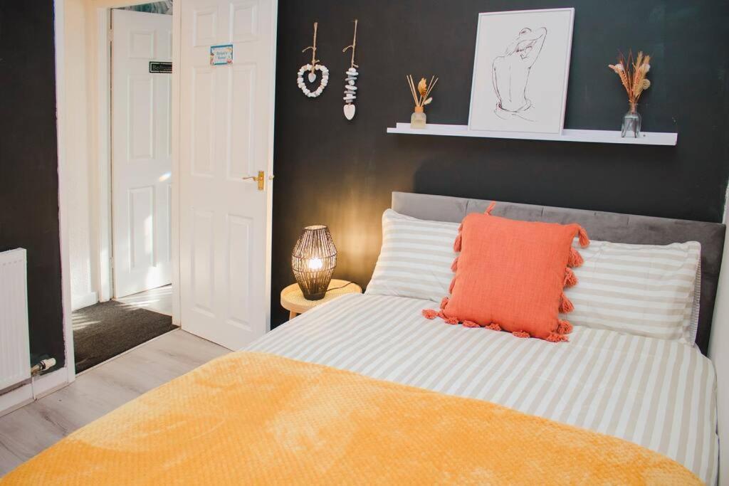 Holiday home Hearty 2-br House Close To City Centre Liverpool