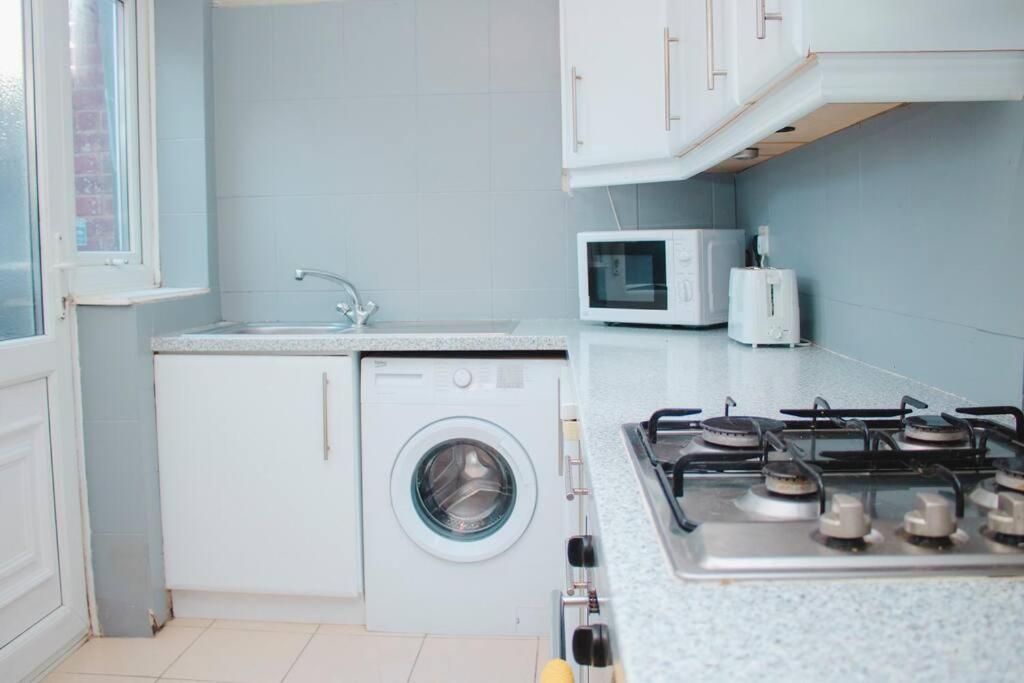 Hearty 2-br House Close To City Centre Holiday home Liverpool