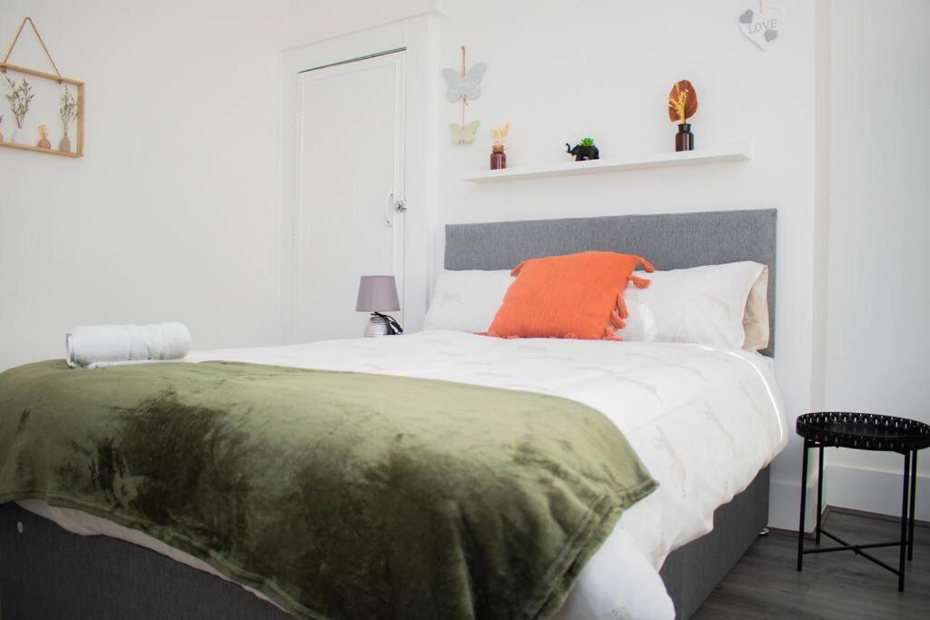 New Fantastic 4br House Near Lfc Holiday home