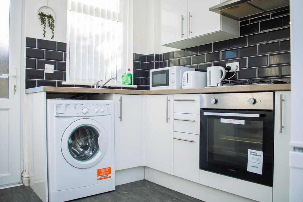 Holiday home New Fantastic 4br House Near Lfc