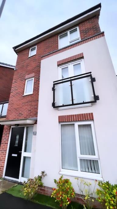 3 Stories, 5 Bedroom House In Prime Location With Balcony And Shared Garden