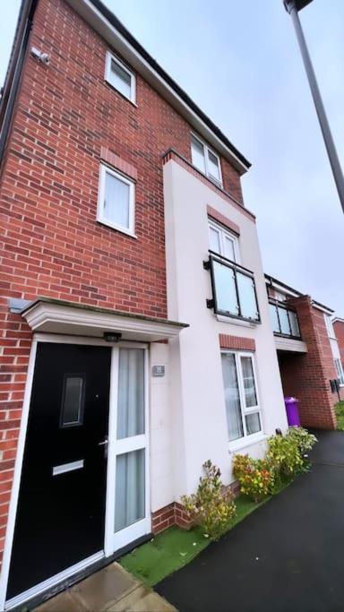 Holiday home 3 Stories, 5 Bedroom House In Prime Location With Balcony And Shared Garden Liverpool