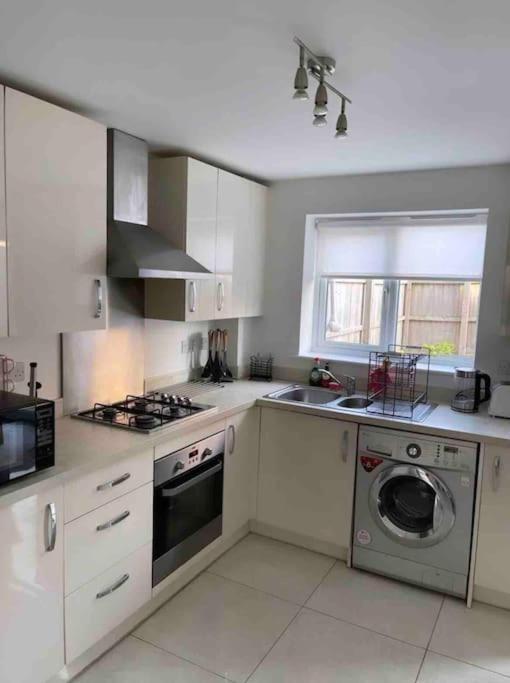 Holiday home 3 Stories, 5 Bedroom House In Prime Location With Balcony And Shared Garden