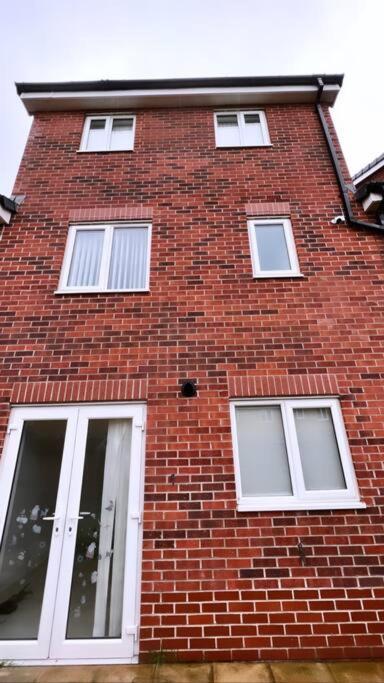 3 Stories, 5 Bedroom House In Prime Location With Balcony And Shared Garden Holiday home *
