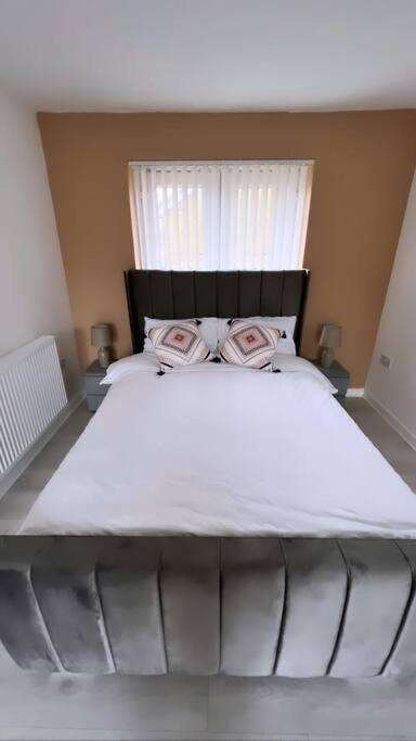 3 Stories, 5 Bedroom House In Prime Location With Balcony And Shared Garden