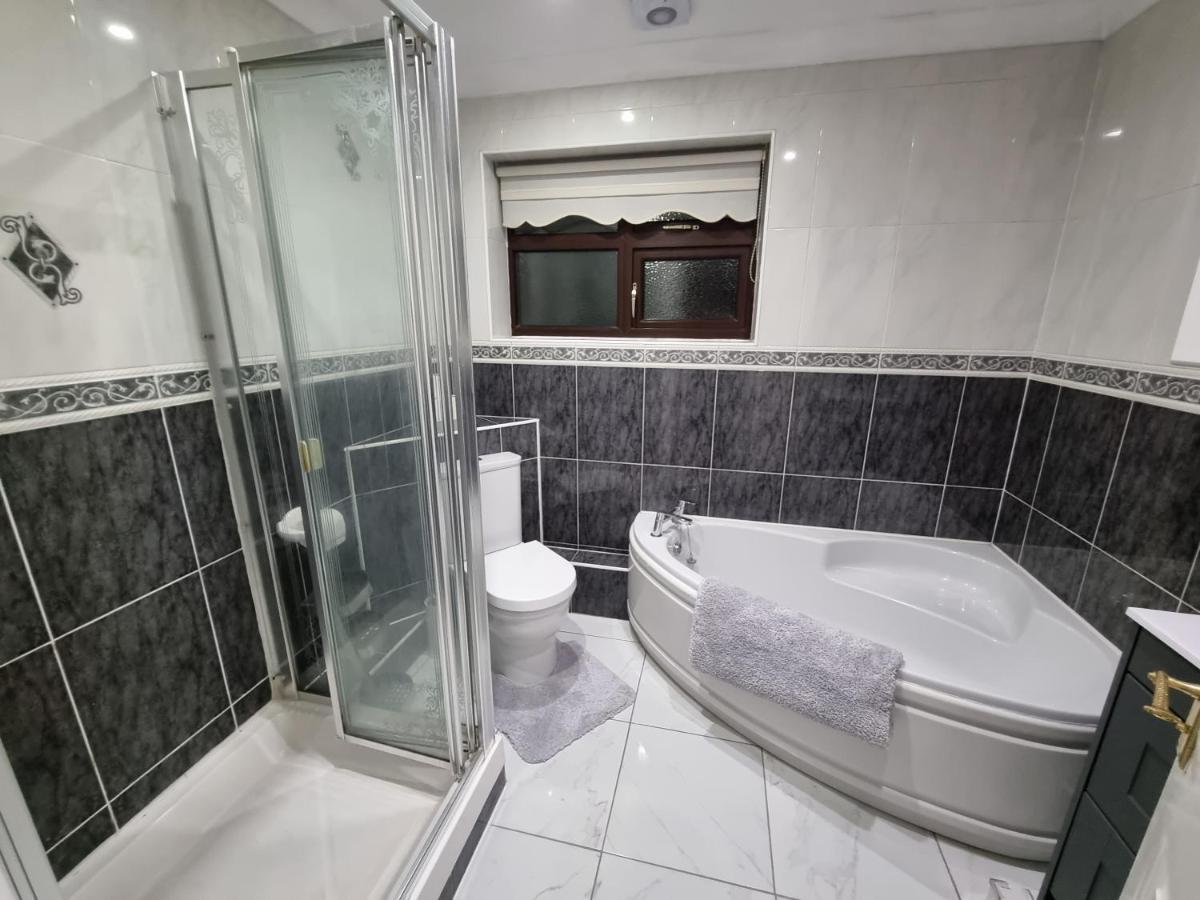 Molineux House 4 Bed With 2 Ensuite Bedrooms, Sleeps 7, Private Gated Parking, Spacious Garden, 5 Mins Walk From Broadgreen Train Station, Close To M62 Holiday home