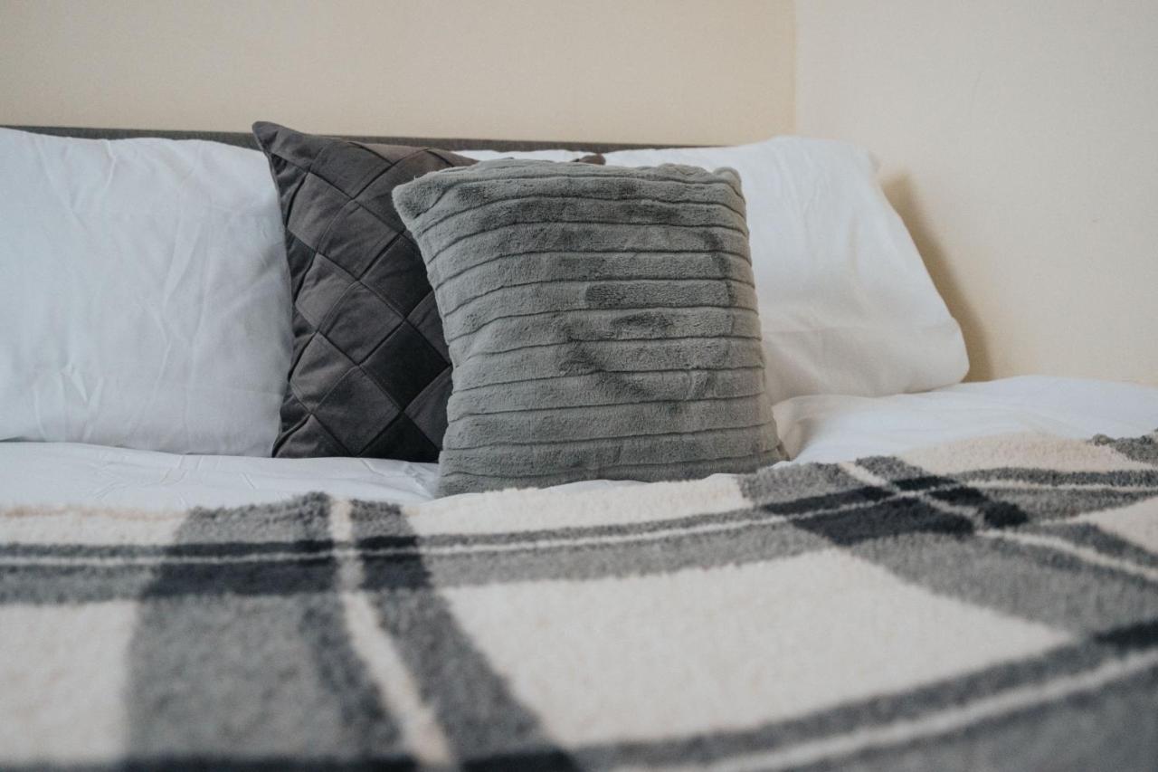 Huge 5bdrm Ensuite In Monthly Discounts Bu Hinkley Homes Short Lets & Serviced Accomodation Apartment Liverpool