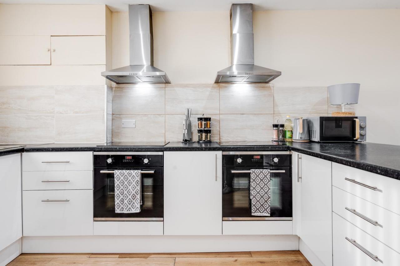 Huge 5bdrm Ensuite In Monthly Discounts Bu Hinkley Homes Short Lets & Serviced Accomodation Liverpool